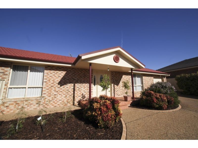 2/16 POWYS PLACE, Griffith NSW 2680