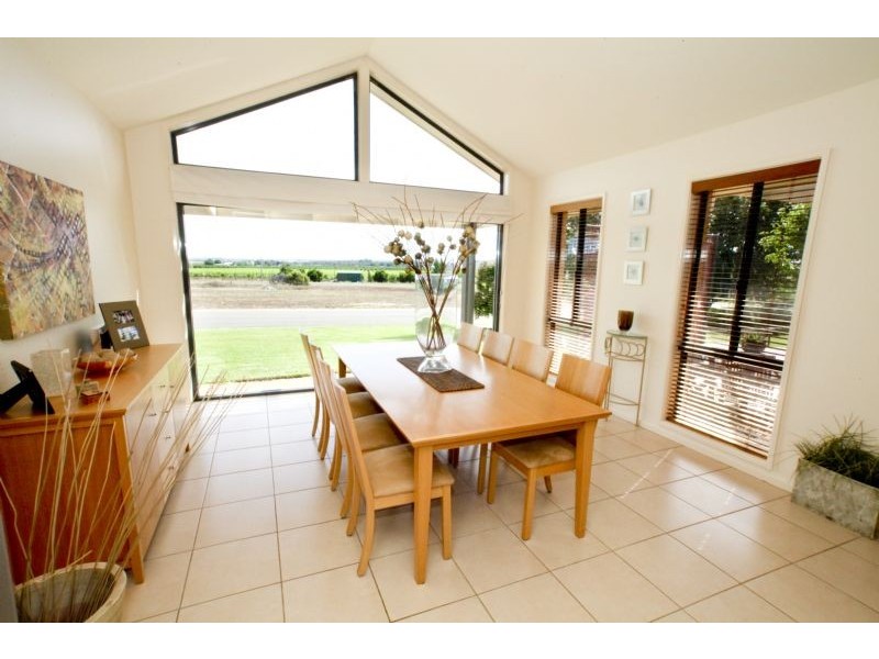 3 Elizabeth Drive, Lake Wyangan NSW 2680