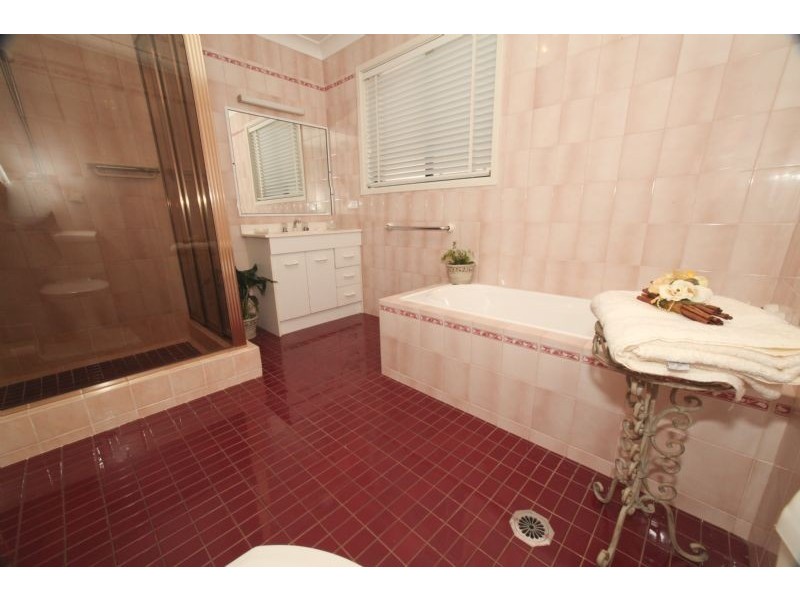 16  Gorton Street, Yoogali NSW 2680