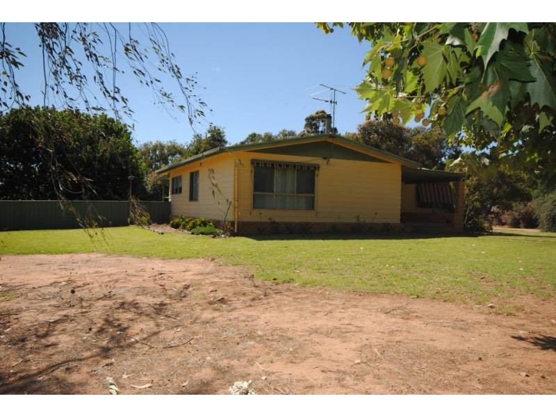 “Koonwarra” Sturt Highway, Darlington Point NSW 2706