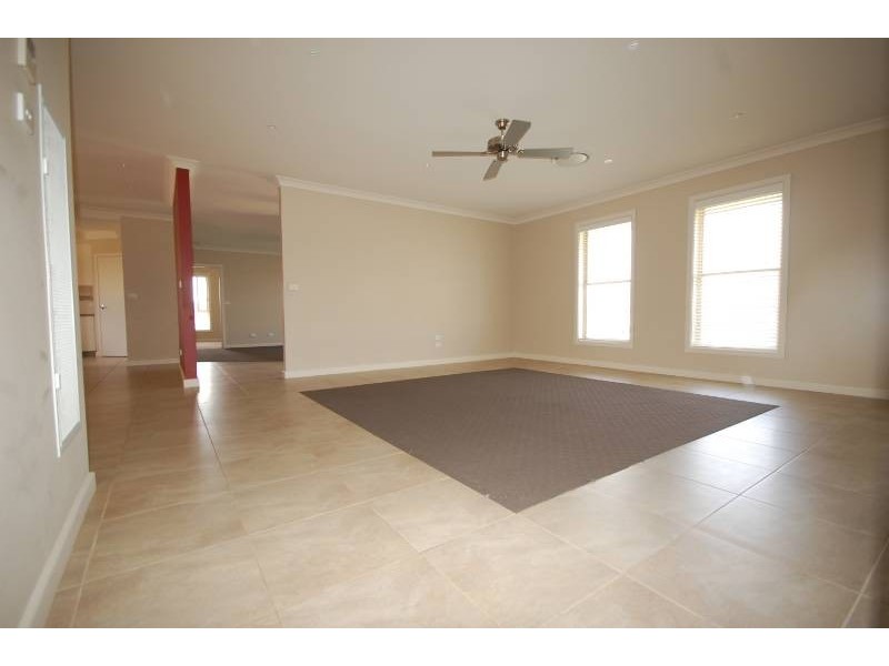 24 Northgrove Drive, Griffith NSW 2680