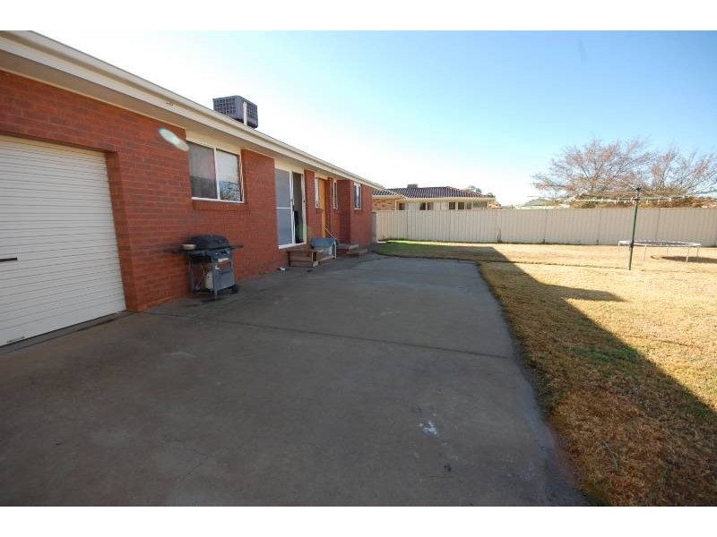 14 Wyvern Crescent, Griffith NSW 2680