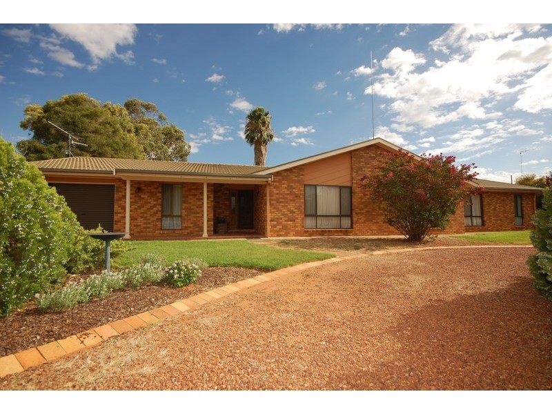 17 Macgregor Street, Hillston NSW 2675