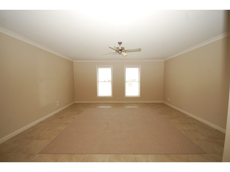 24 Northgrove Drive, Griffith NSW 2680