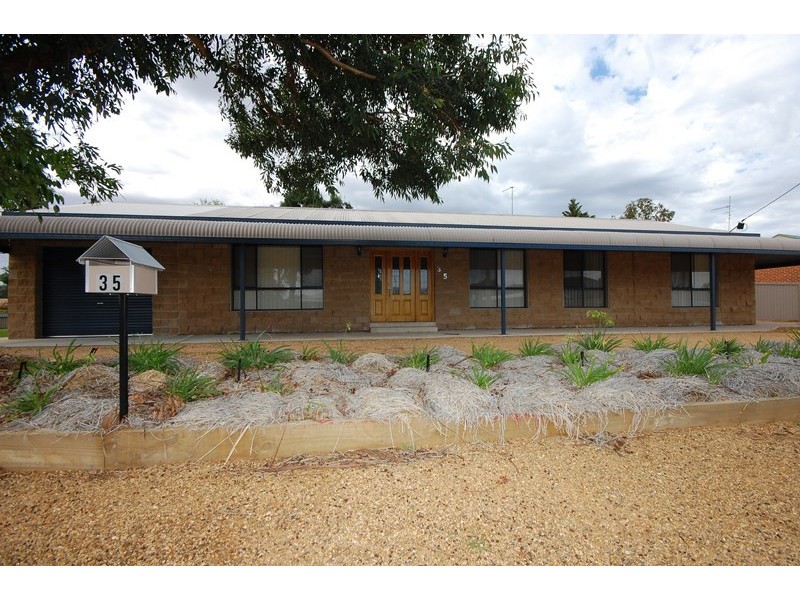 35 Currawong Crescent, Coleambally NSW 2707