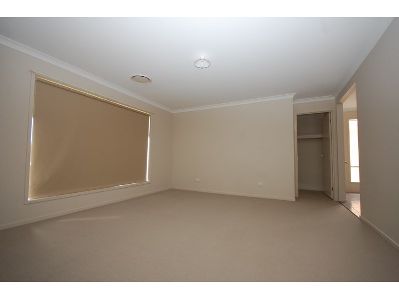 8 Hillam Drive, Griffith NSW 2680