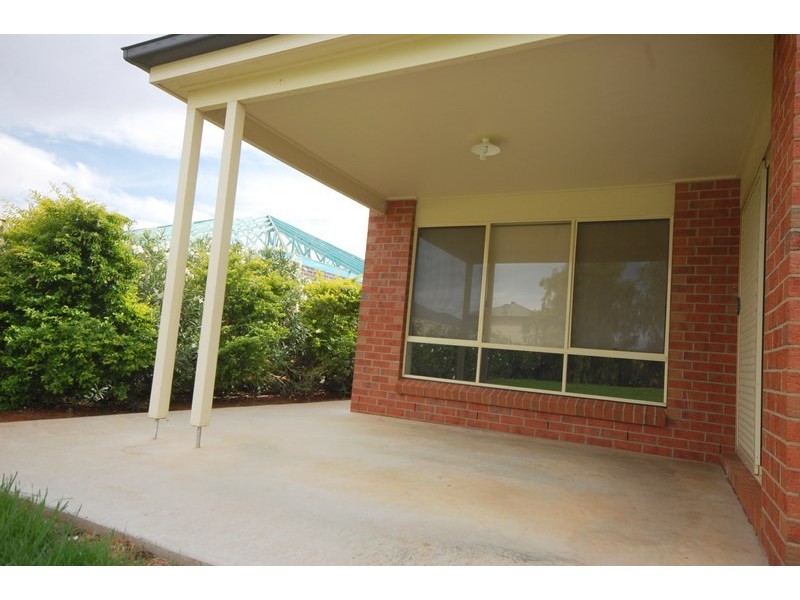8 Hillam Drive, Griffith NSW 2680