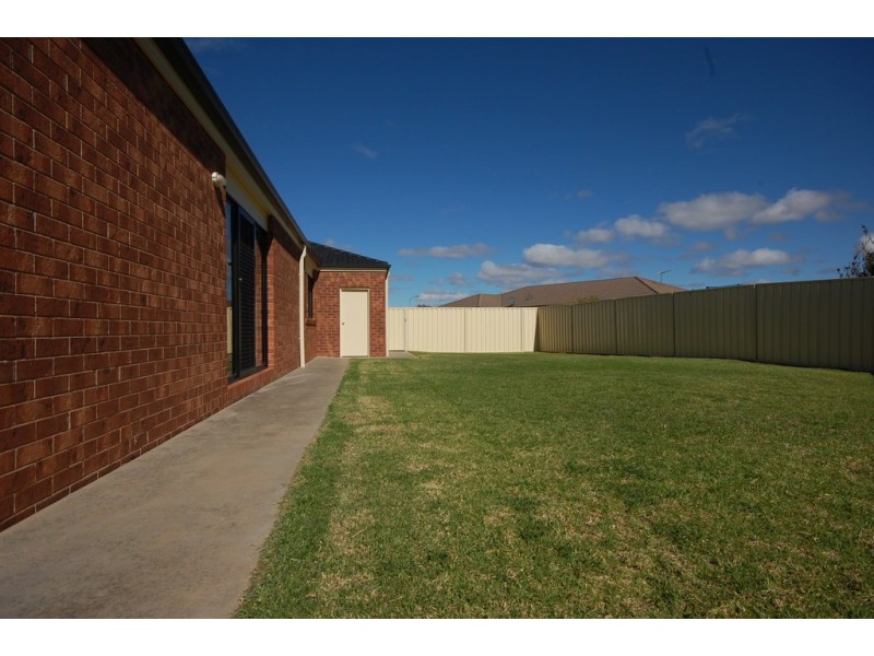 8 Alex Court, Griffith NSW 2680
