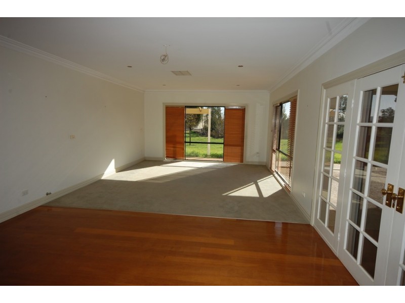 17 Colinroobie Road, Leeton NSW 2705