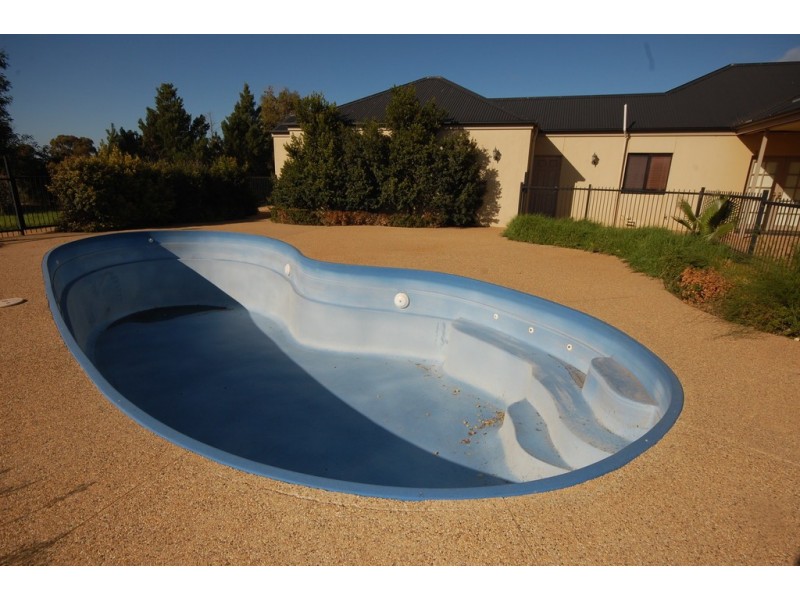 17 Colinroobie Road, Leeton NSW 2705