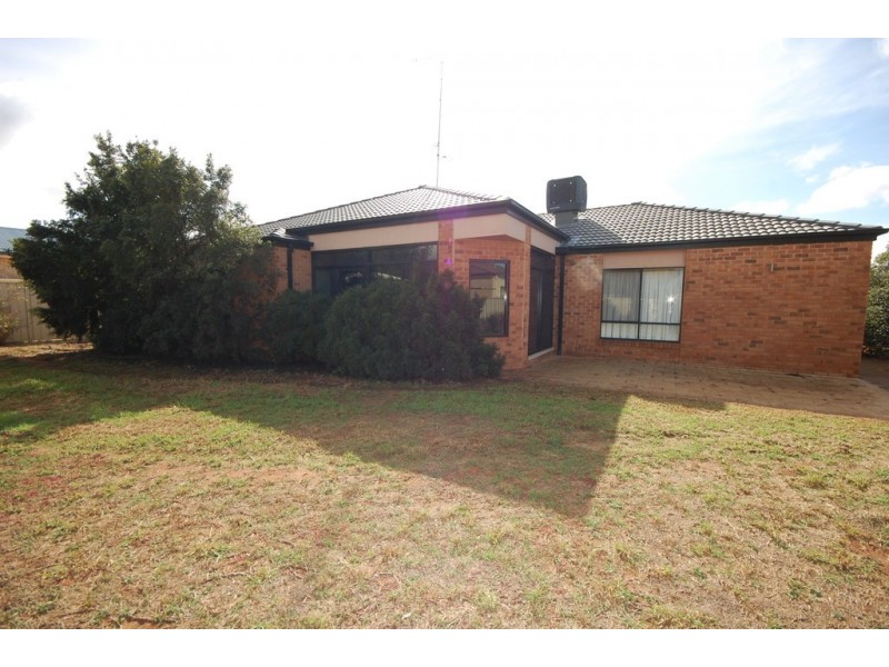 4 Dussin Street, Griffith NSW 2680