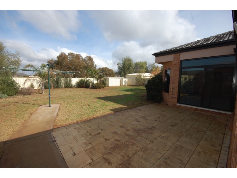 4 Dussin Street, Griffith NSW 2680