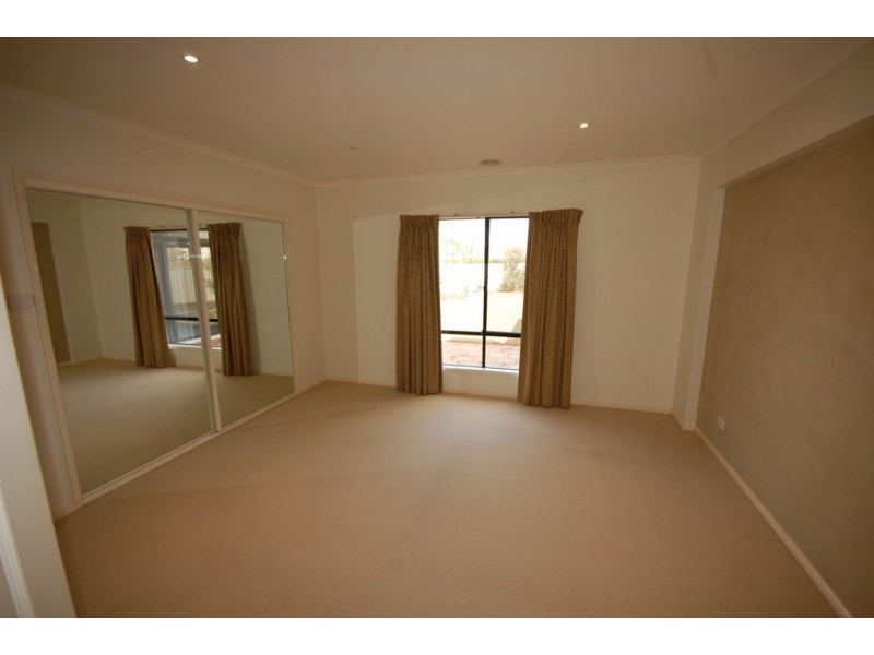 4 Dussin Street, Griffith NSW 2680
