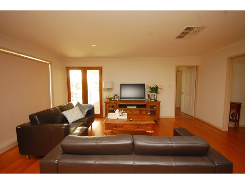 2 Candice Place, Lake Wyangan NSW 2680