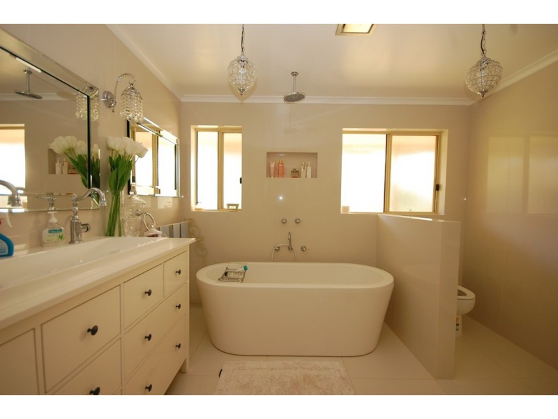 2 Candice Place, Lake Wyangan NSW 2680