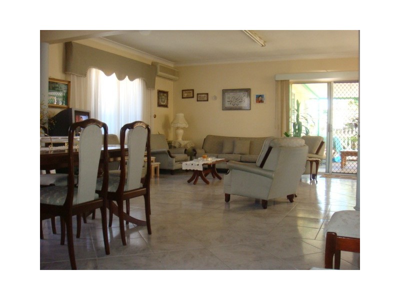 6 shellcote rd, Greenacre NSW 2190