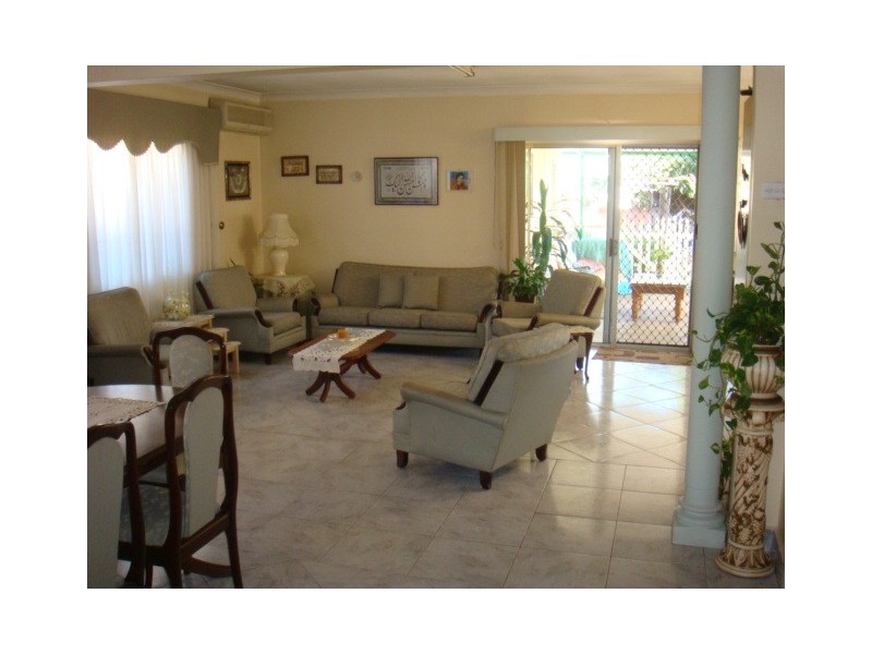 6 shellcote rd, Greenacre NSW 2190