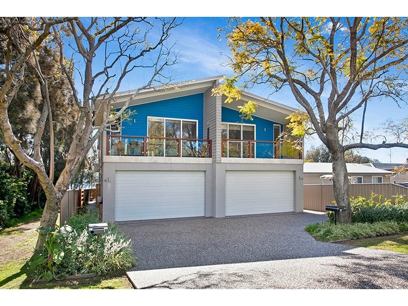 1 The Esplanade, Oak Flats NSW 2529