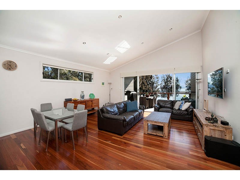 1 The Esplanade, Oak Flats NSW 2529
