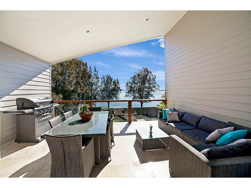 1 The Esplanade, Oak Flats NSW 2529