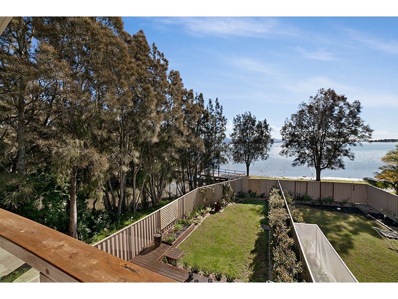 1 The Esplanade, Oak Flats NSW 2529