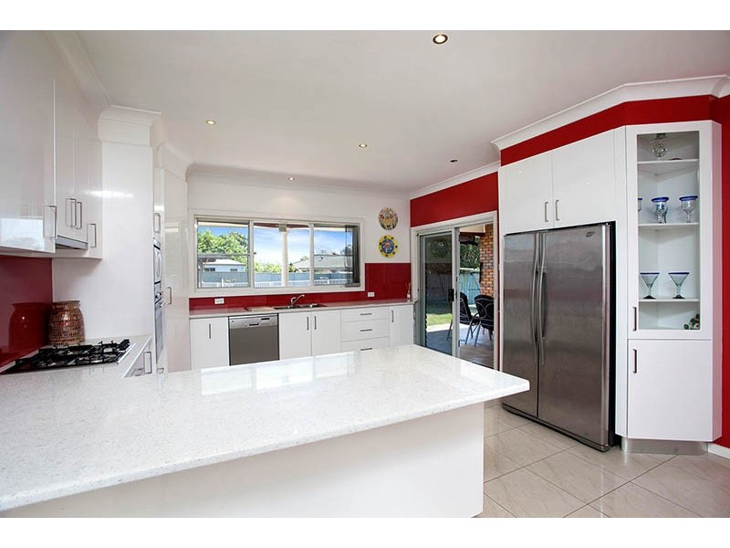 27 Central Avenue, Oak Flats NSW 2529
