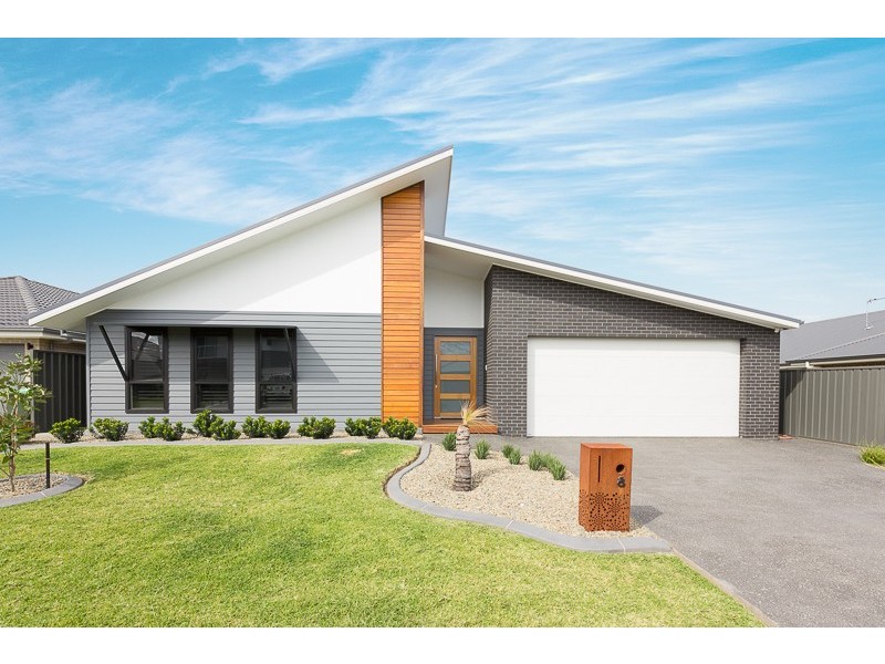 8 Peninsula Avenue, Haywards Bay NSW 2530