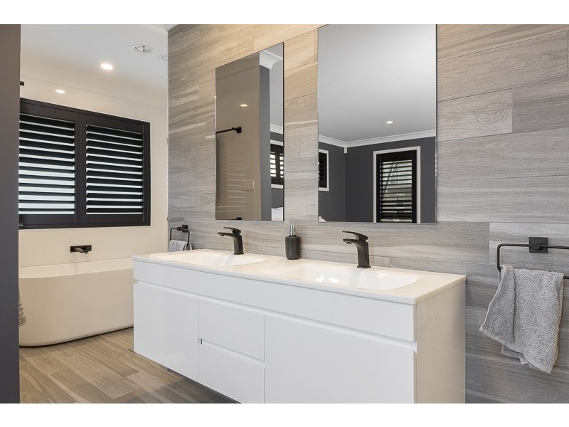 8 Peninsula Avenue, Haywards Bay NSW 2530