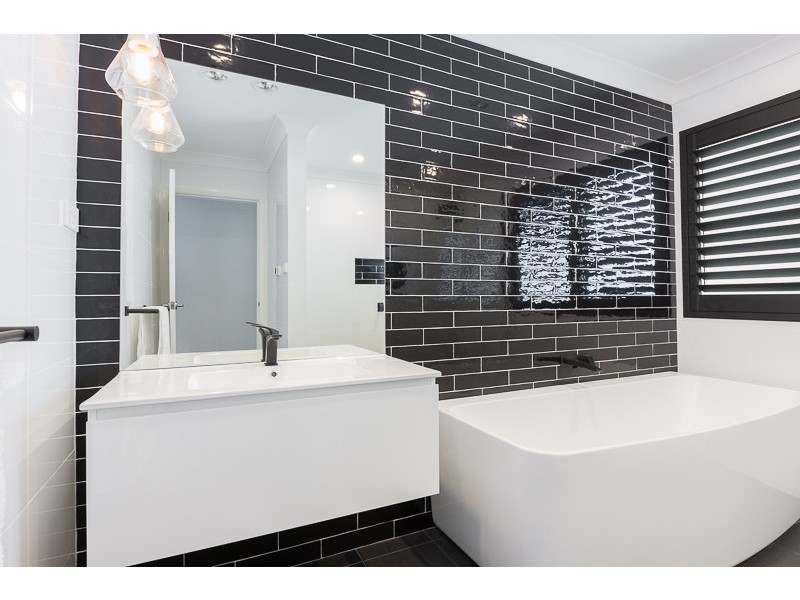 8 Peninsula Avenue, Haywards Bay NSW 2530