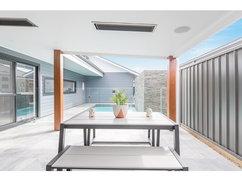 8 Peninsula Avenue, Haywards Bay NSW 2530