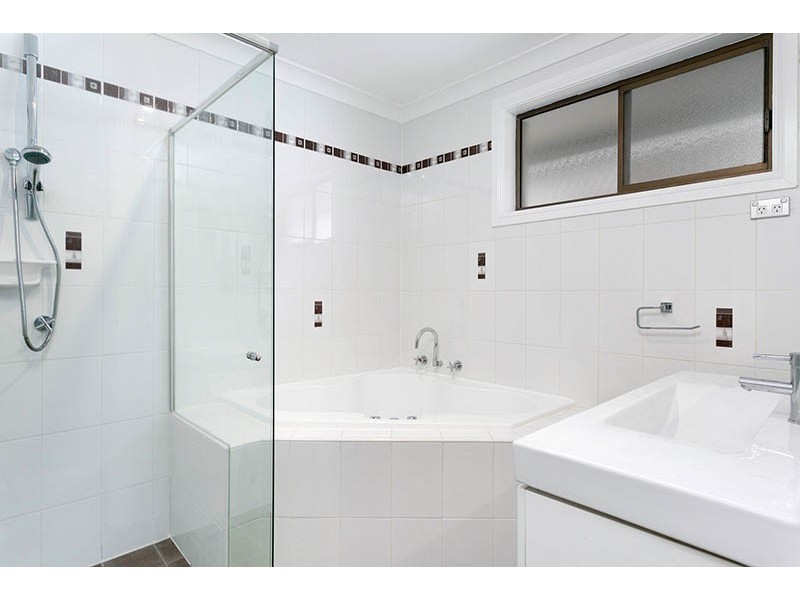 18 Madden Street, Oak Flats NSW 2529