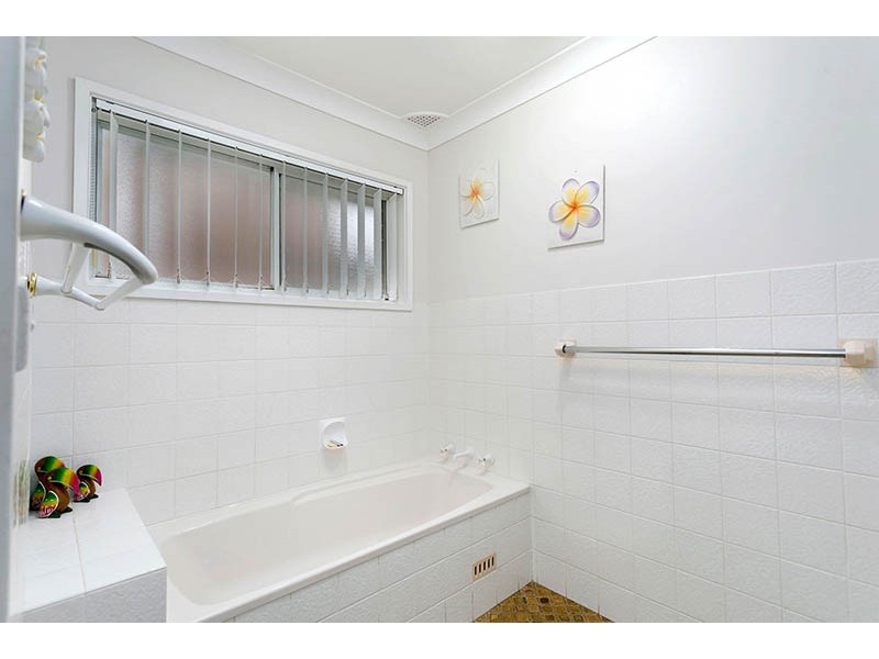 12 Hayes Avenue, Mount Warrigal NSW 2528