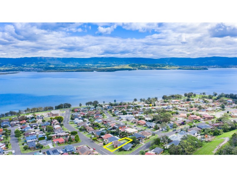 2 Mackenzie Avenue, Mount Warrigal NSW 2528