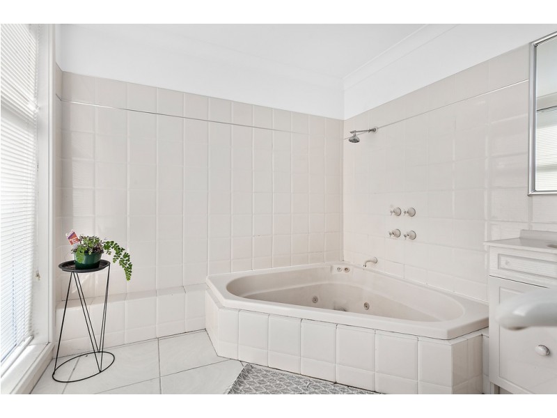 24 The Esplanade, Oak Flats NSW 2529