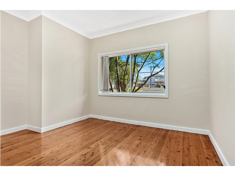 30 Noble Parade, Lake Heights NSW 2502