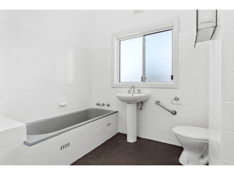 30 Noble Parade, Lake Heights NSW 2502