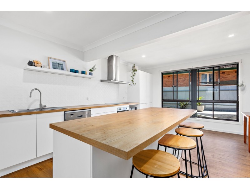 8 Mealing Avenue, Mount Warrigal NSW 2528