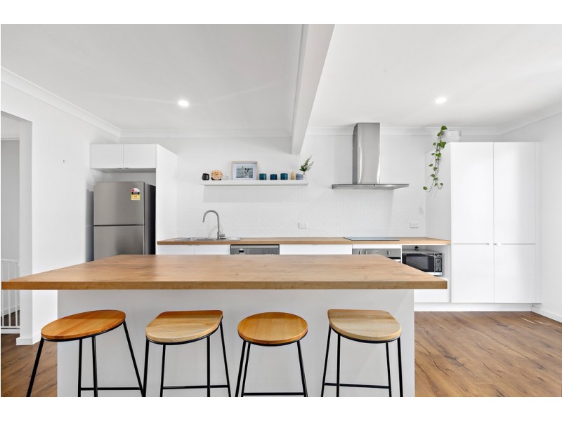 8 Mealing Avenue, Mount Warrigal NSW 2528