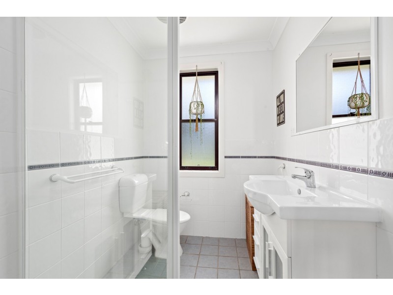 8 Mealing Avenue, Mount Warrigal NSW 2528