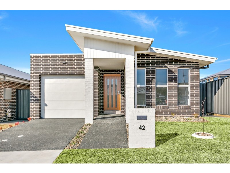 42 Wildflower Crescent, Calderwood NSW 2527