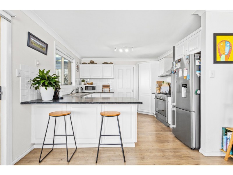 13 Pleasant View Close, Albion Park NSW 2527