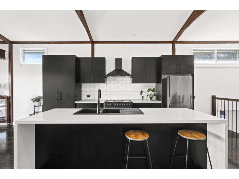 193 Northcliffe Drive, Berkeley NSW 2506