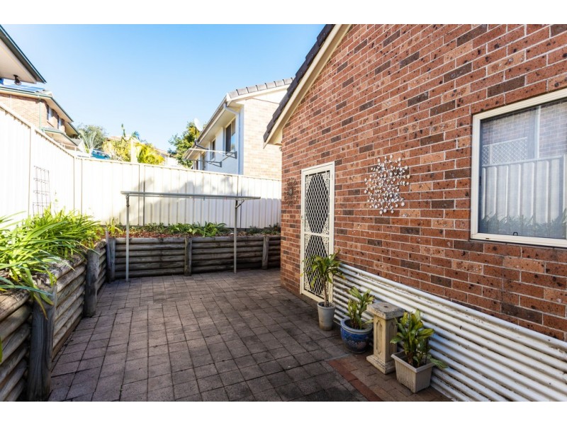 2/9 Panbula Place, Flinders NSW 2529