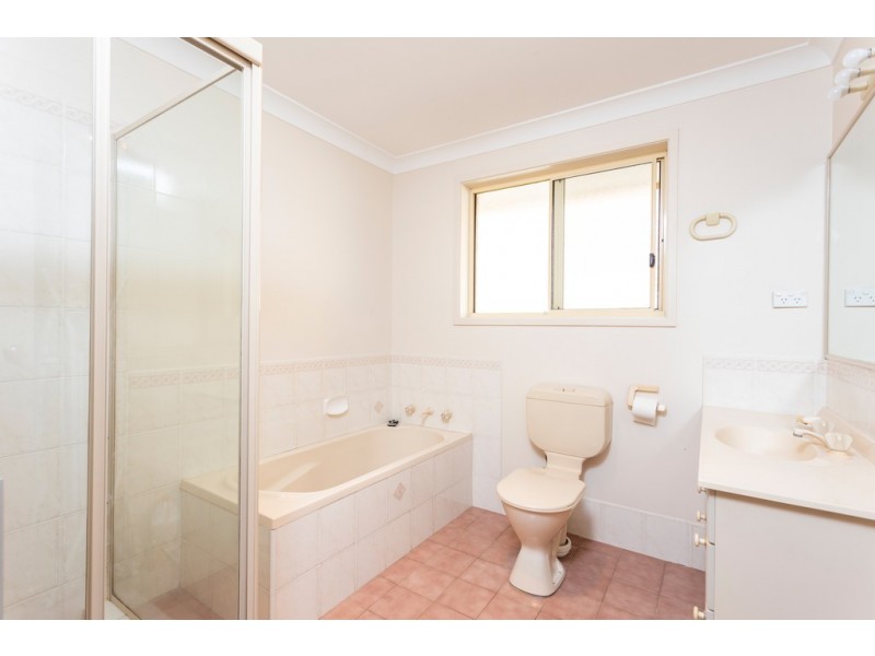 2/9 Panbula Place, Flinders NSW 2529