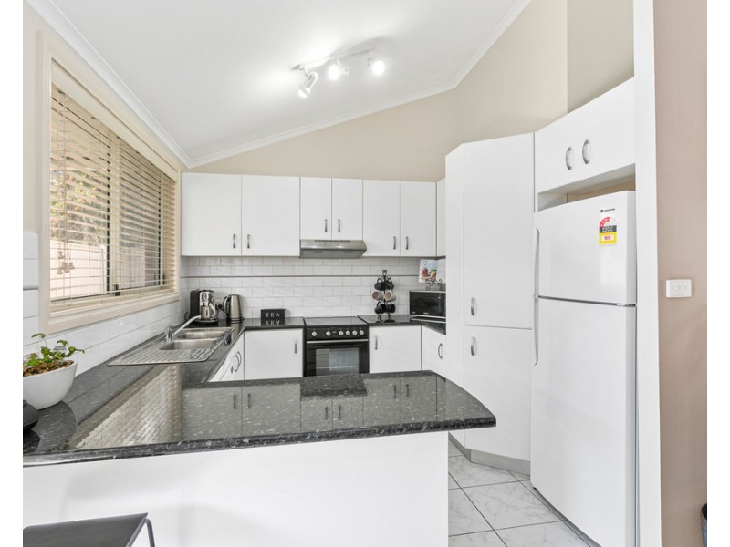 2/16 Kianga Close, Flinders NSW 2529