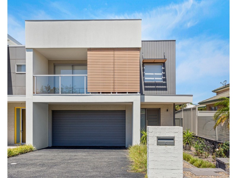 5 Southern Cross Boulevard, Shell Cove NSW 2529