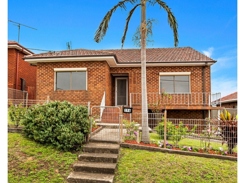 196 Flagstaff Road, Lake Heights NSW 2502