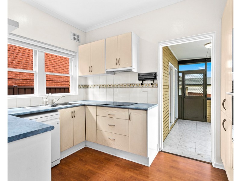 196 Flagstaff Road, Lake Heights NSW 2502