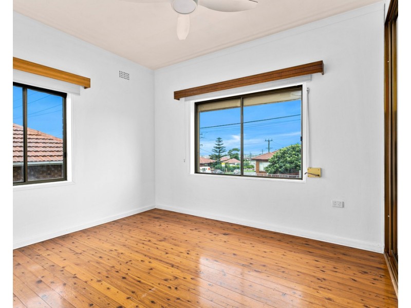 196 Flagstaff Road, Lake Heights NSW 2502