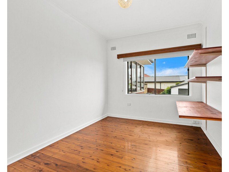 196 Flagstaff Road, Lake Heights NSW 2502